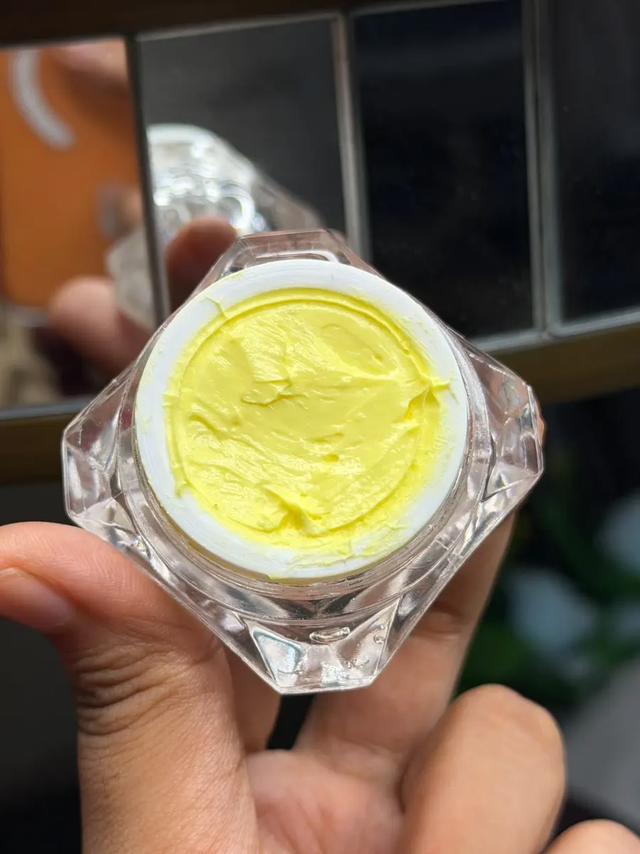 হাতে ধরা Bio Glow ক্রিমের জার — আসল সাইজ